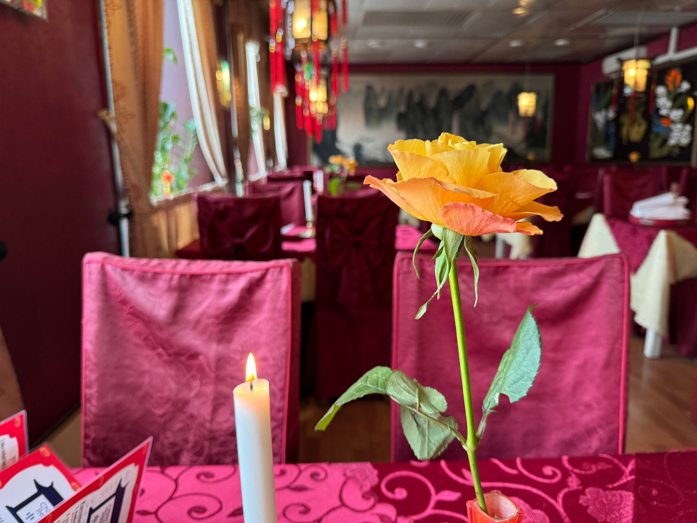 Insiden til Kina Restauranten med ydmyk lokale og rolig atmosfære med nydelig utsikt ned til Hjellen og utmerket fasiliteter til å utforske aktiviteter som pågår i Skien Sentrum